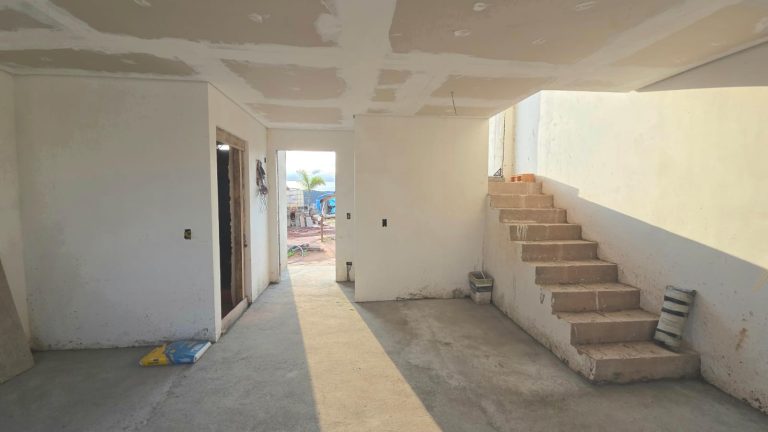 Interior de casa do Residencial Villas do Vale com escada e acabamento em fase final
