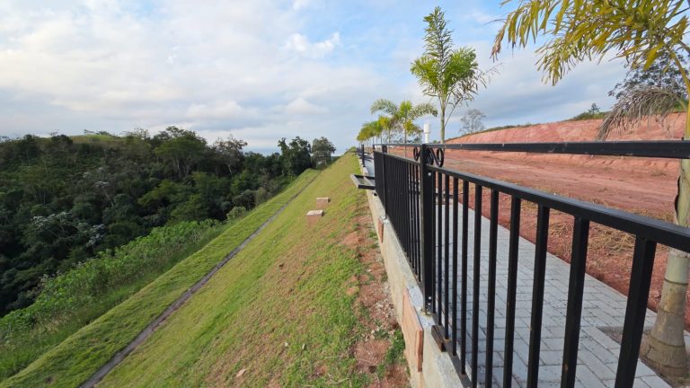 Talude gramado com gradil de segurança no Residencial Villas do Vale