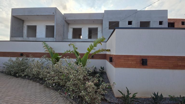 Fachada de casas prontas com paisagismo no Residencial Villas do Vale