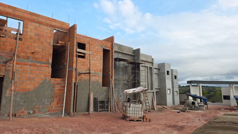 Casas em alvenaria durante a construção no Residencial Villas do Vale
