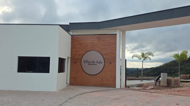 Portaria do Residencial Villas do Vale em Guararema, com fachada em tijolo e letreiro do condomínio