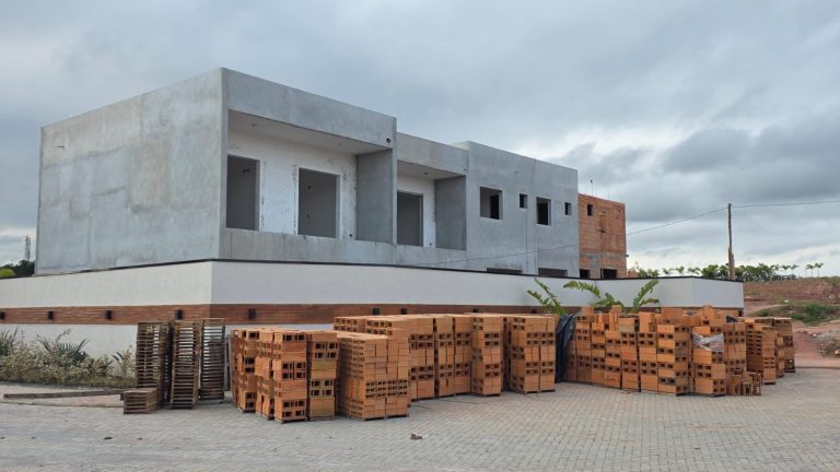 Casas em construção no Residencial Villas do Vale, com material de obra ao lado