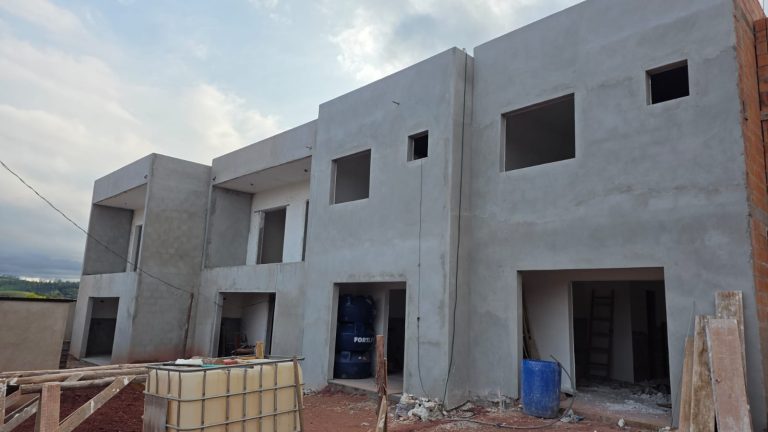 Casas geminadas em fase de acabamento externo no Residencial Villas do Vale