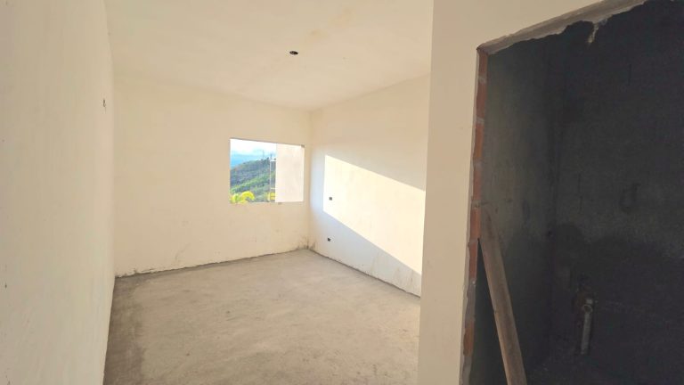 Ambiente interno em obra com abertura para a vista do vale, no Residencial Villas do Vale